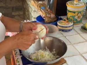 Potong Bawang Bombay Tanpa Talenan, Wanita Ini Bikin Netizen Kaget