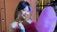 Pose bareng cotton candy, kira-kira lebih cute mana nih, Jodie atau permen kapas tersebut? Foto: Instagram brisiajodie96