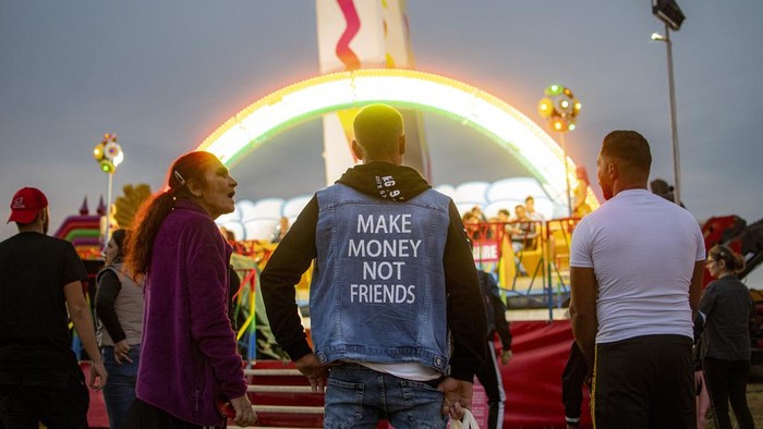 Potret Festival Titu, Pelipur Lara Warga Miskin Rumania People watch a ride at a fair in Hagioaica, Romania, Saturday, Sept. 16, 2023. For many families in poorer areas of the country, Romania's autumn fairs, like the Titu Fair, are one of the very few still affordable entertainment events of the year. (AP Photo/Alexandru Dobre)