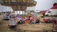 Ini adalah festival kegembiraan yang menawarkan pelarian dari kesulitan sehari-hari bagi sebagian warga termiskin di Rumania. Pameran tradisional musim gugur ini kembali menarik banyak pengunjung di negara Eropa timur tersebut setelah acara tersebut ditangguhkan karena pandemi virus corona pada tahun 2020 dan 2021. AP/Vadim Ghirda  