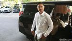 Potret Kaesang Berkemeja Putih Sambangi Kantor PGI Salemba