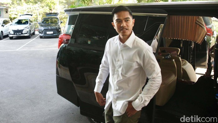 Ketum PSI Kaesang Pangarep mengenakan kemeja putih saat menyambangi Kantor PGI. Ia juga ditemani istri tercinta Erina Gudono.
