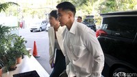 Kaesang datang ke kantor Persekutuan Gereja-gereja Indonesia (PGI) di GRHA Oikiumene didampingi oleh istri tercinta Erina Gudono. 
