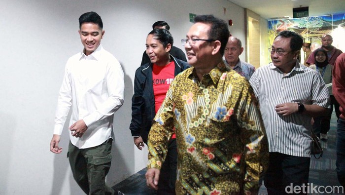Potret Kaesang Berkemeja Putih Sambangi Kantor PGI Salemba Ketum PSI Kaesang Pangarep mengenakan kemeja putih saat menyambangi Kantor PGI. Ia juga ditemani istri tercinta Erina Gudono.
