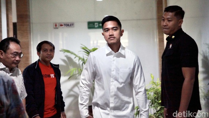 Ketum PSI Kaesang Pangarep mengenakan kemeja putih saat menyambangi Kantor PGI. Ia juga ditemani istri tercinta Erina Gudono.