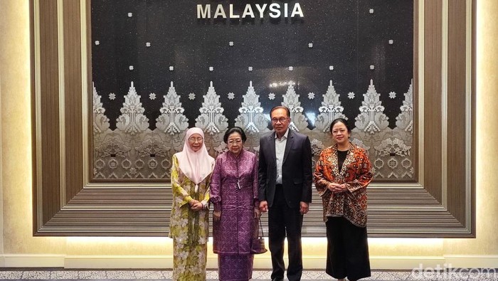 Presiden Kelima RI yang juga Ketua Umum DPP PDI Perjuangan (PDIP) Megawati Soekarnoputri diterima oleh Perdana Menteri (PM) Malaysia Anwar Ibrahim bersama sang istri Wan Azizah Wan Ismail (Matius/detikcom).