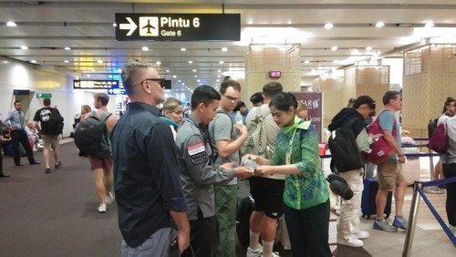Proses deportasi bule Amerika Serikat berinisial DRS melalui Bandara I Gusti Ngurah Rai, Selasa (3/10/2023). (Foto: Imigrasi Denpasar)