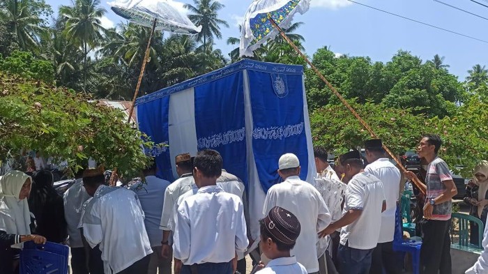 Prosesi pemakaman mahasiswa IAIN Sultan Amai Gorontalo, Hasan Saputra (17) yang tewas saat pengkaderan.