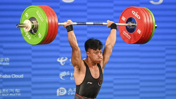 Lifter putra Indonesia Rahmat Erwin Abdullah (bawah) berpose dengan pelatih sekaligus ayahnya Erwin Abdullah (atas) usai melakukan angkatan clean and jerk pada final 73 kilogram Grup A Asian Games 2022 di Xiaoshan Sports Centre Gymnasium, Hangzhou, China, Selasa (3/10/2023). Rahmat Erwin meraih medali emas dengan total angkatan 359 kilogram sekaligus memecahkan rekor Asian Games, sementara untuk angkatan clean and jerk Rahmat berhasil memecahkan rekor dunia dengan total angkatan 201 kilogram. ANTARA FOTO/M Risyal Hidayat/rwa.