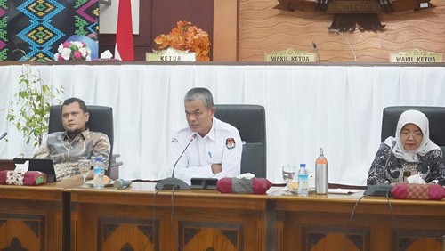 Ketua KPU NTB Suhardi Soud saat menghadiri Rapat Dengar Pendapat (RDP) bersama Bawaslu di Kantor DPRD NTB pada Selasa (3/9/2023).