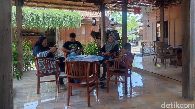 Pengunjung Red Wood Coffe, Sabtu (30/9/2023)