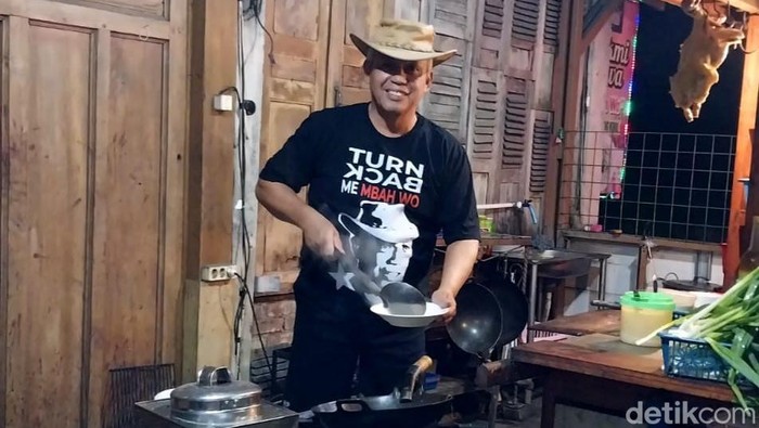 Marsma (Purn) Wahyudi Sumarwoto unjuk kebolehan memasak bakmi godog.