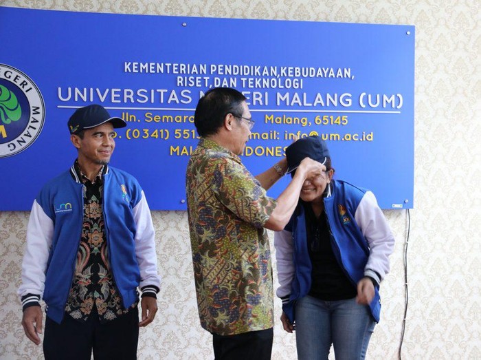 Rektor UM Prof Hariyono saat melepas kontingen UM untuk mengikuti kejuaraan LPTK Cup 2023.