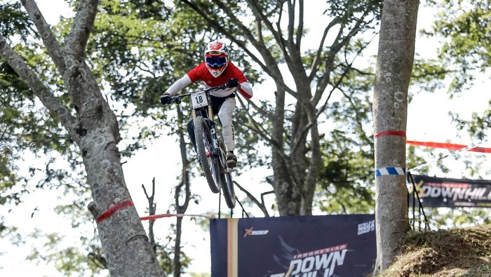 Rendy Varera Sanjaya, downhiller dari Dayu Racing Team, berhasil meraih gelar juara dengan waktu 3:15.046.