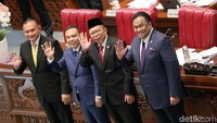 Calon Hakim Mahkamah Konstitusi Asrul Sani bersama pimpinan DPR RI melambaikan tangan usai disahkan dalam rapat paripurna di Gedung DPR RI, Jakarta, Selasa (3/10/2023).  