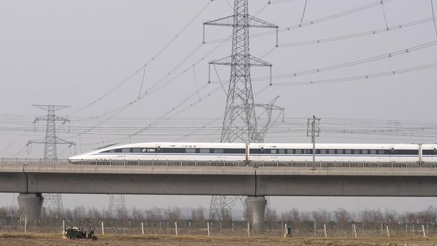 Sebuah kereta berkecepatan tinggi melintas di bawah kabel listrik di provinsi Henan, Tiongkok tengah pada hari Sabtu, 23 Oktober 2021. (AP Photo/Ng Han Guan)