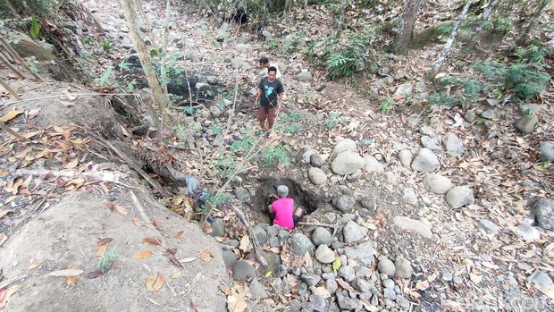 Sejumlah warga sedang menggali sumber air di Sungai Tangkisan, Dusun Tangkisan II, Kalurahan Hargorejo, Kapanewon Kokap, Kulon Progo, Selasa (3/10/2023).