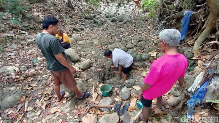 Sejumlah warga sedang menggali sumber air di Sungai Tangkisan, Dusun Tangkisan II, Kalurahan Hargorejo, Kapanewon Kokap, Kulon Progo, Selasa (3/10/2023).