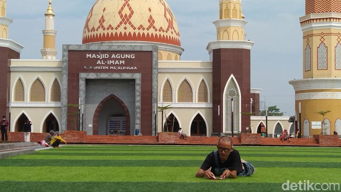 Seorang warga bersantai di halaman Masjid Agung Al-Imam Majalengka