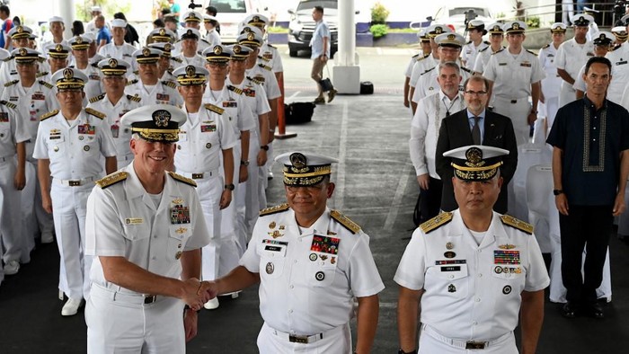 Vice Admiral Karl Thomas, Commander of the US 7th Fleet (L) and Vice Admiral Toribio Adaci Jr, Flag Officer in Command of Philippine Navy Exercise Scheduling SAMASAMA 2023 (C), shake hands during the opening ceremony of Exercise SAMASAMA 2023, the annual bilateral navy-to-navy exercise between the Philippines and US at Philippine Navy Headquarters in Manila on October 2, 2023. (Photo by JAM STA ROSA / AFP)