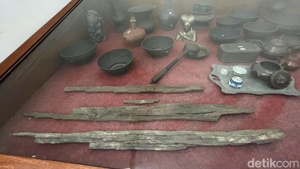 Serpihan kayu dari  pohon manggis yang dulu jadi tempat bersemedi Pangeran Diponegoro. Serpihan kayu ini menjadi salah satu koleksi di Museum Diponegoro Tegalrejo, Jogja.