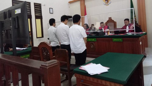 Dedi, Jery, dan Steven setelah menjalani sidang di PN Denpasar, Selasa (3/9/2023).