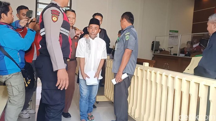 Slamet Tohari terdakwa pembunuhan berantai saat menjalani sidang di PN Banjarnegara, Selasa (26/9/2023).