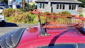 Pakai troli untuk angkut barang di atas mobil.Foto: Boredpanda