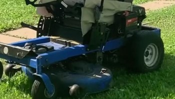 Tetap santiai sembari memotong rumput. : Boredpanda