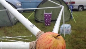 Apel dijadikan penyambung. Foto: Boredpanda