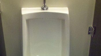 Cara bikin kapok mereka yang kencing sembarang. Foto: Boredpanda