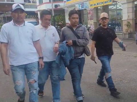 Sopir pribadi Caren Delano, kedua dari kiri, ditangkap, 3 Oktober 2023. (Dokumentasi istimewa)