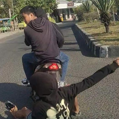 Terduga pelaku pelecehan seksual yang menepuk dan memegang pantat di Sumbawa Besar, NTB. Pelecehan seksual itu terjadi pada Minggu (1/10/2023).