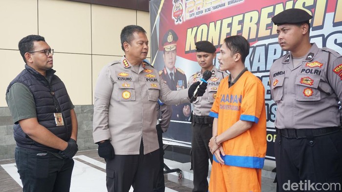 Tersangka, saat dihadirkan di press release di Mapolresta Sidoarjo