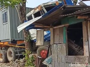 Diduga Rem Blong, Truk Kontainer Tabrak Rumah Warga Hingga 1 Tewas