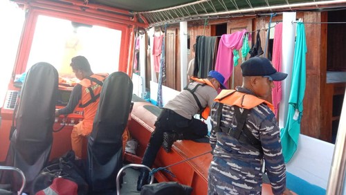 Tim SAR melakukan pencarian Yi Liu, turis asal China yang hilang di Long Pink Beach di kawasan Taman Nasional Komodo, Selasa (3/10/2023).