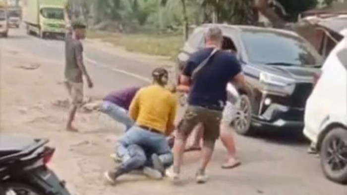 Viral video petugas menangkap kurir sabu di pinggir jalan lintas Batanghari