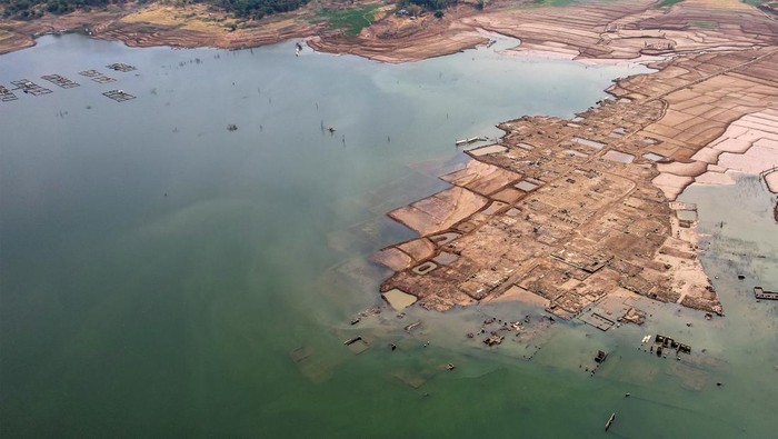 Foto udara permukiman warga yang muncul ke permukaan di pesisir Waduk Jatigede yang mengering di Darmaraja, Kabupaten Sumedang, Jawa Barat, Selasa (3/10/2023). Warga mengatakan sudah hampir tiga bulan, debit air Waduk Jatigede mengalami penyusutan sehingga permukiman warga di Desa Cipaku Kecamatan Darmaraja kembali muncul ke permukaan.