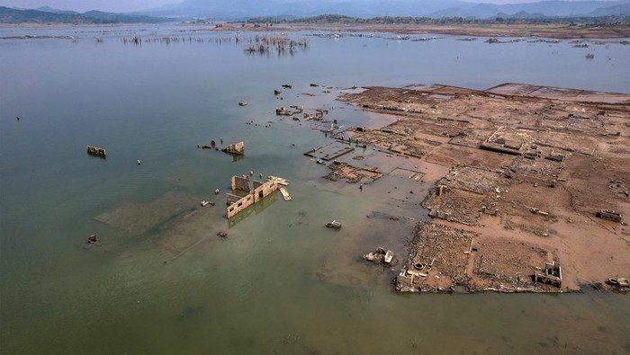 Foto udara permukiman warga yang muncul ke permukaan di pesisir Waduk Jatigede yang mengering di Darmaraja, Kabupaten Sumedang, Jawa Barat, Selasa (3/10/2023). Warga mengatakan sudah hampir tiga bulan, debit air Waduk Jatigede mengalami penyusutan sehingga permukiman warga di Desa Cipaku Kecamatan Darmaraja kembali muncul ke permukaan.