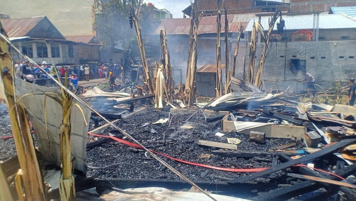 Sebanyak tiga rumah di Kabupaten Wajo, Sulawesi Selatan (Sulsel) hangus terbakar diduga akibat korsleting listrik.