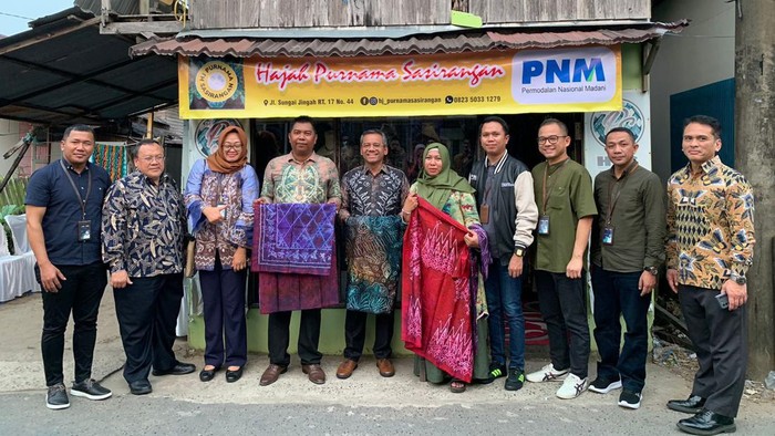 Wamenkeu bersama nasabah PNM