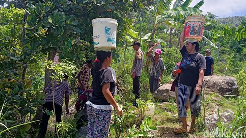 Warga Banjar Bukit Catu, Desa Seraya Timur, Karangasem saat mencari air bersih ke sumber mata air yang ada di wilayah tersebut beberapa waktu yang lalu
