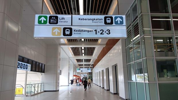 Warga mencoba kereta cepat Whoosh gratis (Damaris Fanuelle/detikcom)