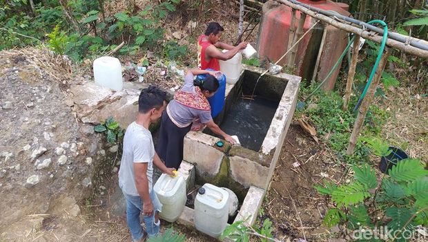 Warga Dusun Butuh, Desa Candirejo, Kecamatan Borobudur, Kabupaten Magelang ngangsu air bersih di mata air.