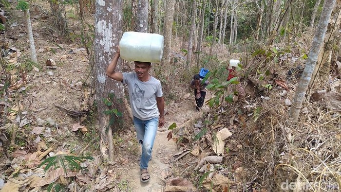 Warga Dusun Butuh, Desa Candirejo, Kecamatan Borobudur, Kabupaten Magelang ngangsu air bersih di mata air.