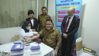 Direktur Jenderal Pencegahan dan Pengendalian Penyakit (P2P) Kementerian Kesehatan Republik Indonesia, Dr. dr. Maxi Rein Rondonuwu, DHSM., MARS (kedua kanan) melakukan skrining tiroid disaksikan oleh Head of China & International Healthcare, Merck KGaA, Hong Chow (kiri) bersama Direktur Medik dan Keperawatan Rumah Sakit Umum Pusat Nasional Dr. Cipto Mangunkusumo (RSCM), dr. Ir. Renan Sukmawan, Sp.JP(K), PhD, MARS (kedua kiri) dan Senior Vice President APAC Healthcare, Merck, Alexandre de Muralt (kanan).  