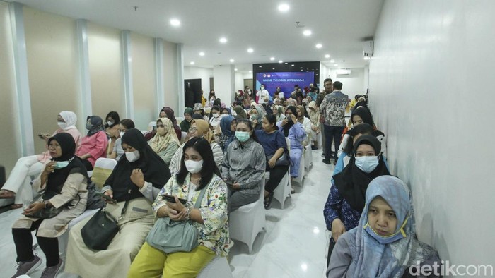 Skrining gangguan tiroid gratis dilakukan di RSCM Kencana, Jakarta, Selasa (3/10). Kegiatan ini dihadiri banyak warga.