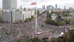 Warsawa Jadi Lautan Manusia, Ada Apa?