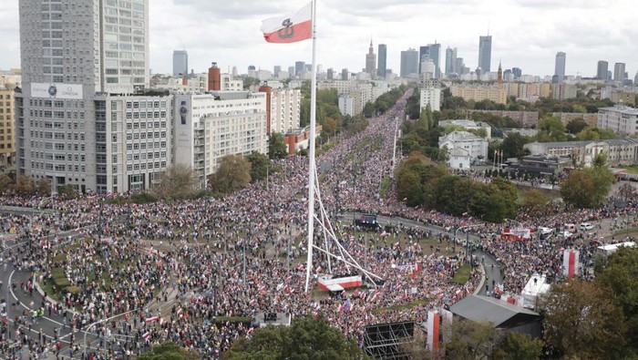 Warsawa Jadi Lautan Manusia, Ada Apa? Participants gather at a major city centre intersection, during the