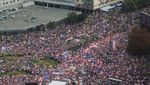 Warsawa Jadi Lautan Manusia, Ada Apa?